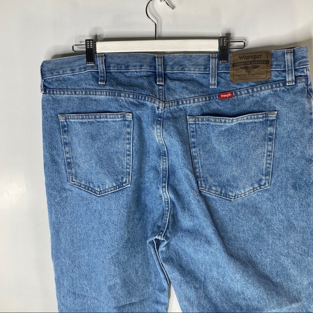 Wrangler mid wash 42X30 - Picture 6 of 11